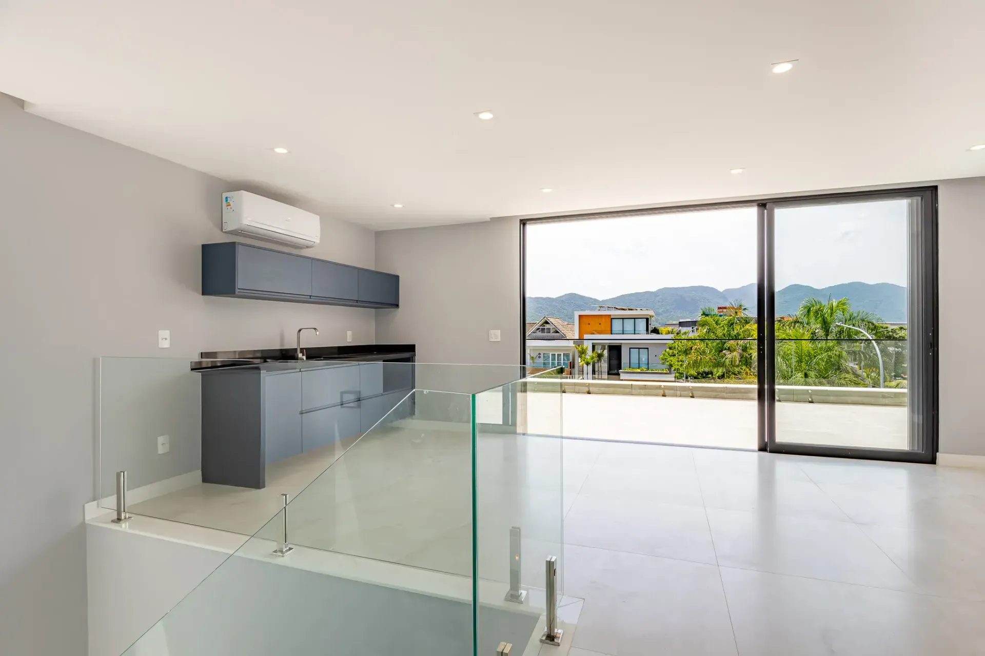 Furnished house with 5 suites and floor-to-ceiling windows — photo 42