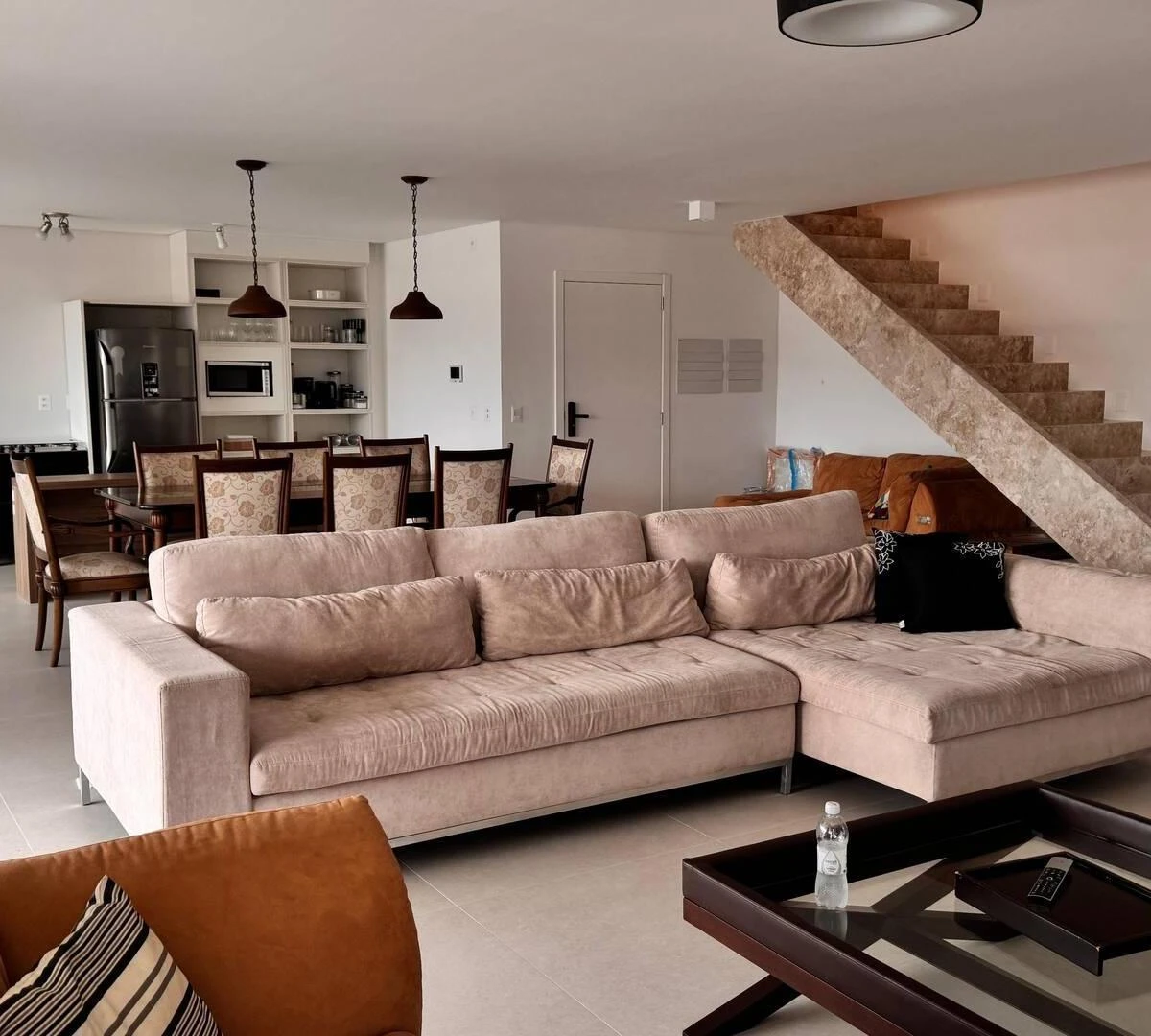 Departamento de 4 dormitorios con ventanales de piso a techo
