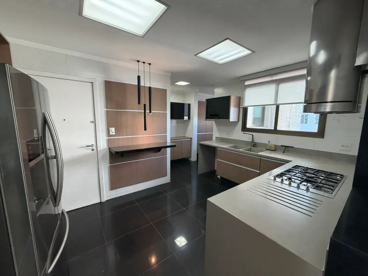 Furnished 3-bedroom apartment with open-plan kitchen — photo 16