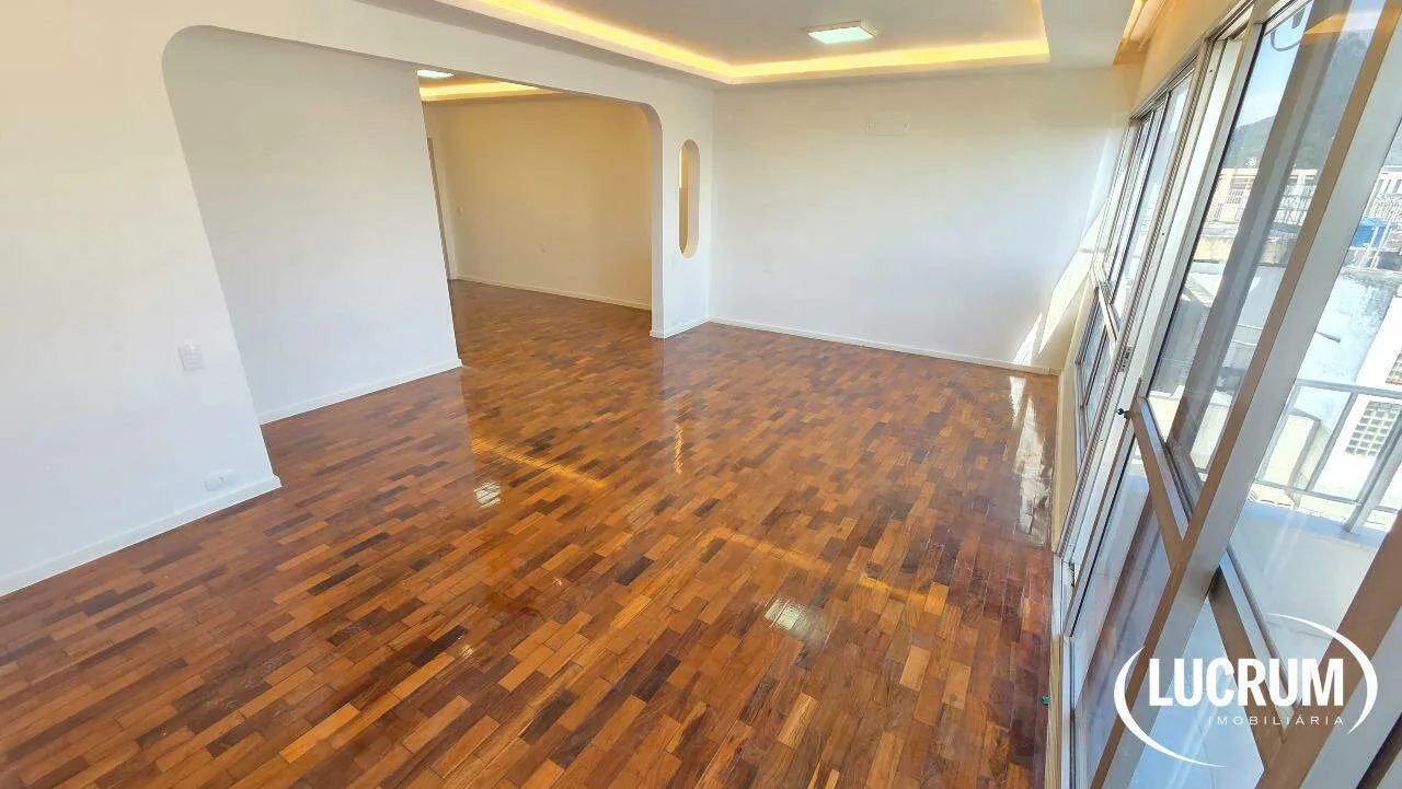 3-bedroom apartment with built-in storage and 3 baths — photo 4