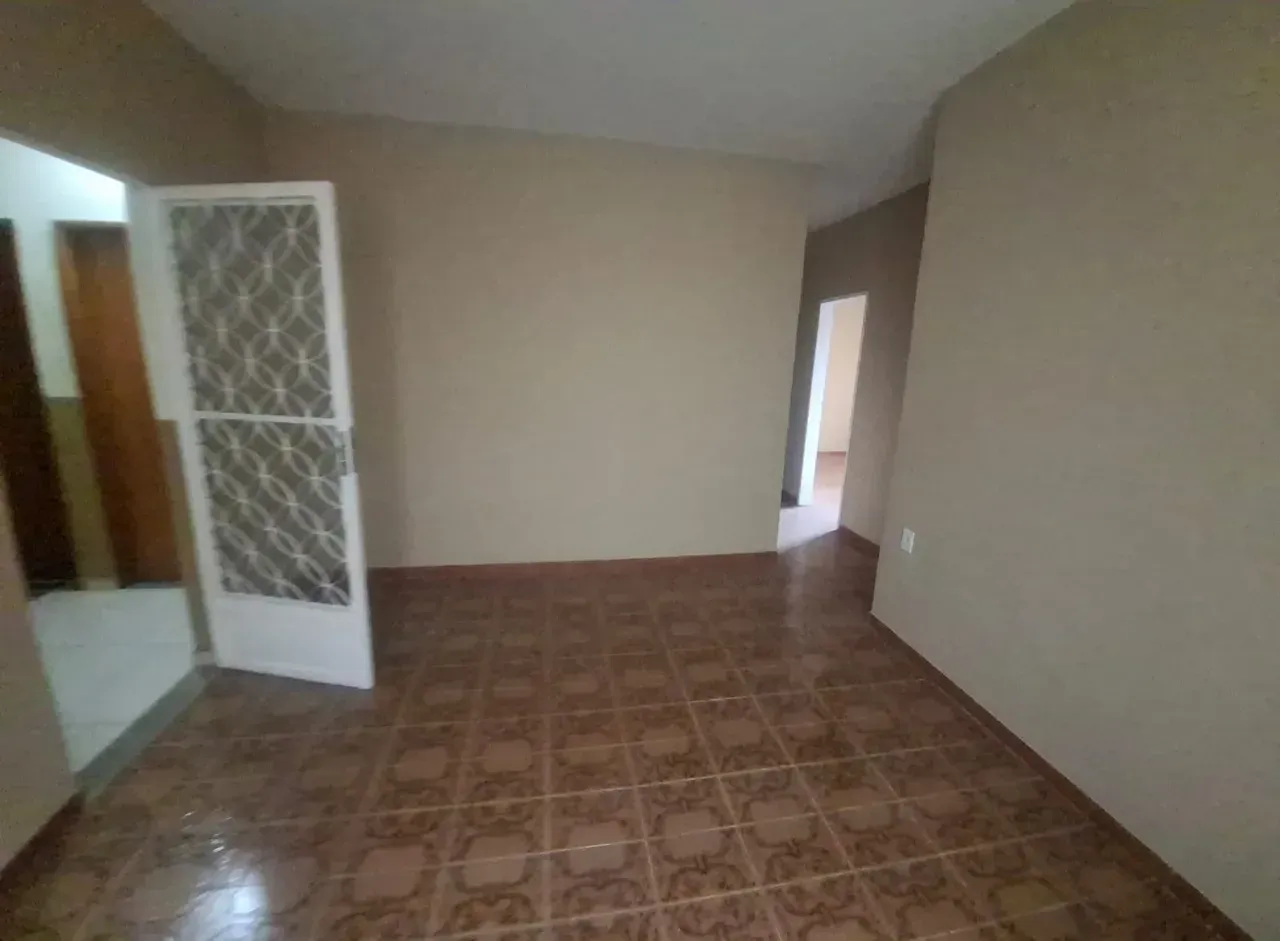 Apartamento sem mobília com 2 quartos e piso de cerâmica — photo 3