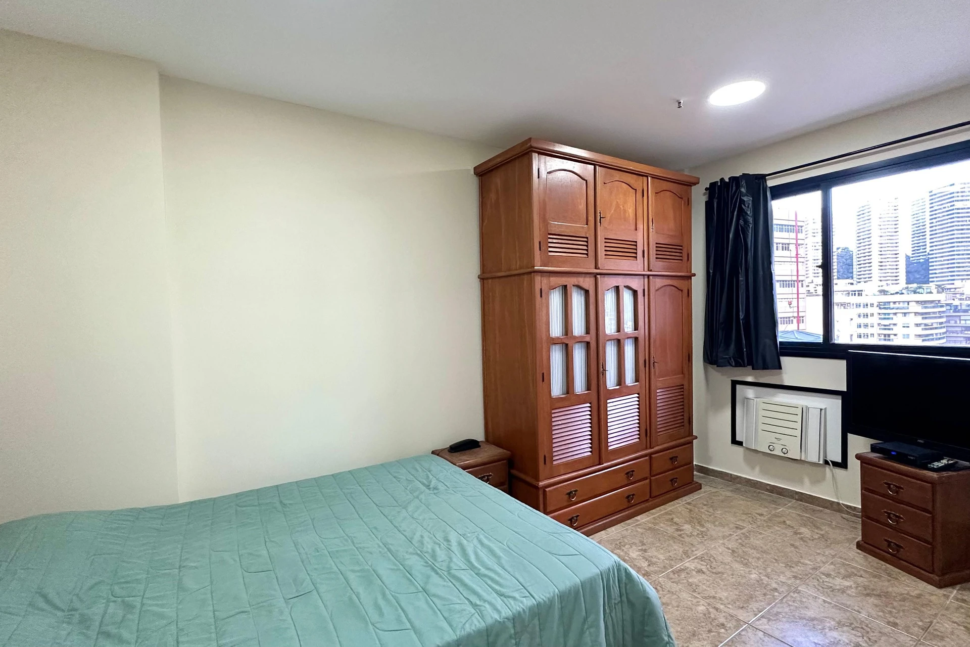 Furnished 1-bedroom apartment with a glazed balcony — photo 4