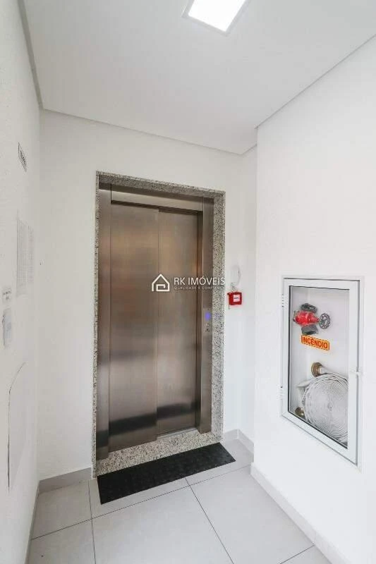 One-bedroom apartment in a building with a pool — photo 3