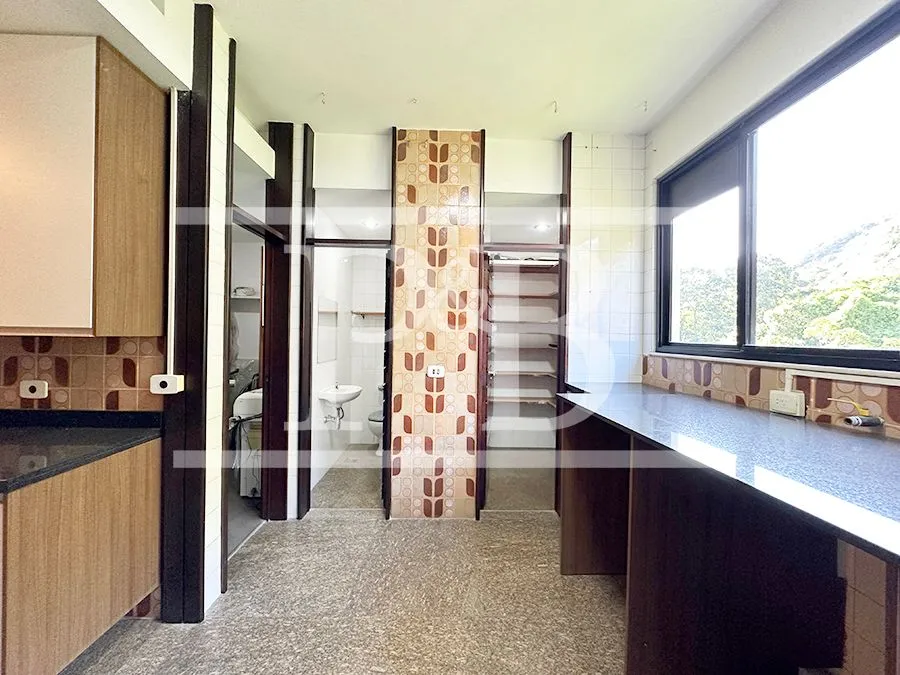4-bedroom apartment with balcony and 319 m² — photo 35