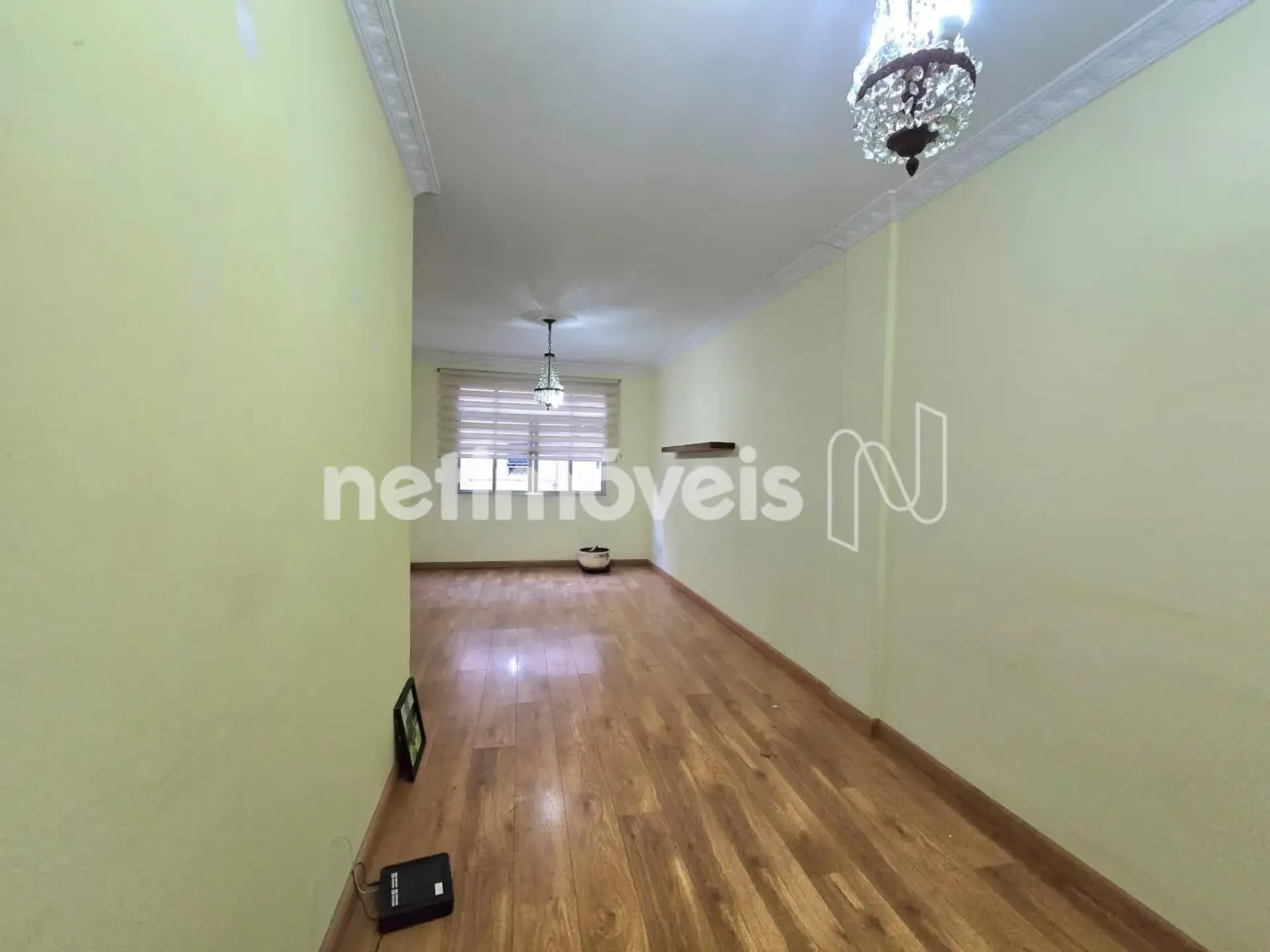 3-bedroom apartment with wood or laminate floors — photo 8