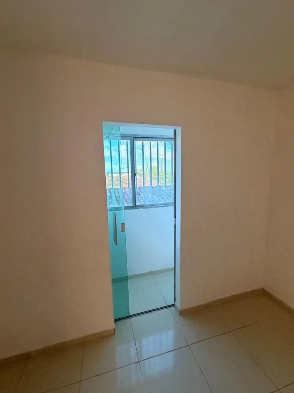 Apartment with 2 bedrooms and 1 bathroom with glass shower — photo 4