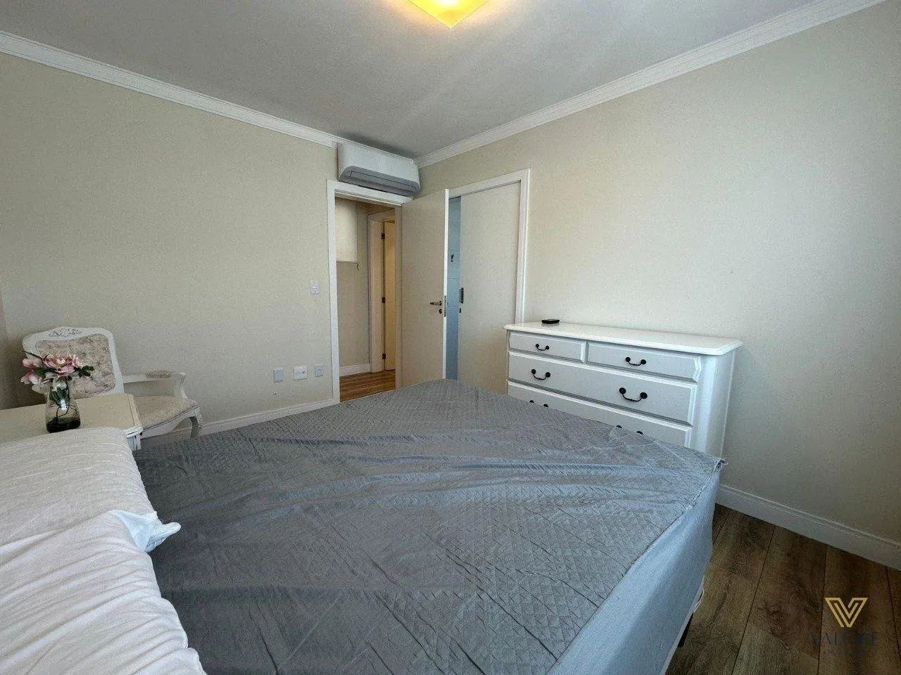 Walk-in closet in a 3-bedroom apartment, 227 m² — photo 26