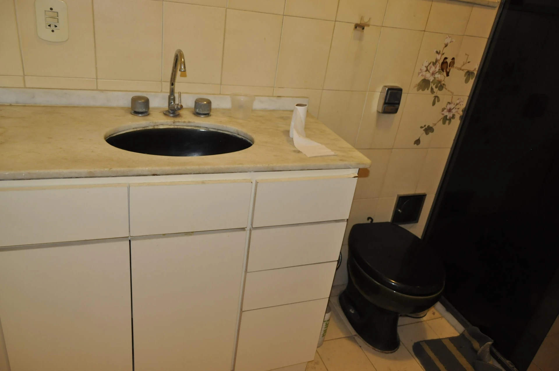 Unfurnished 2-bedroom apartment with a balcony — photo 23
