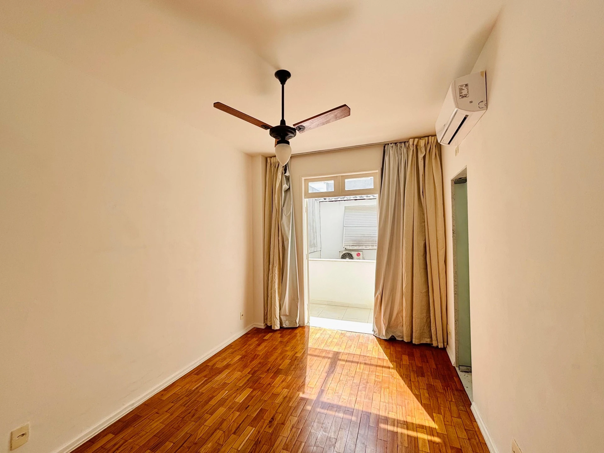 Furnished apartment with a glazed balcony and 3 bedrooms — photo 5
