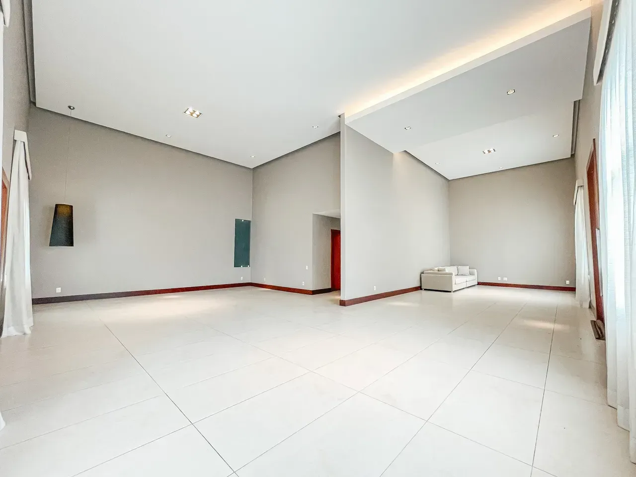 600 m² house with a bathtub and floor-to-ceiling windows — photo 5