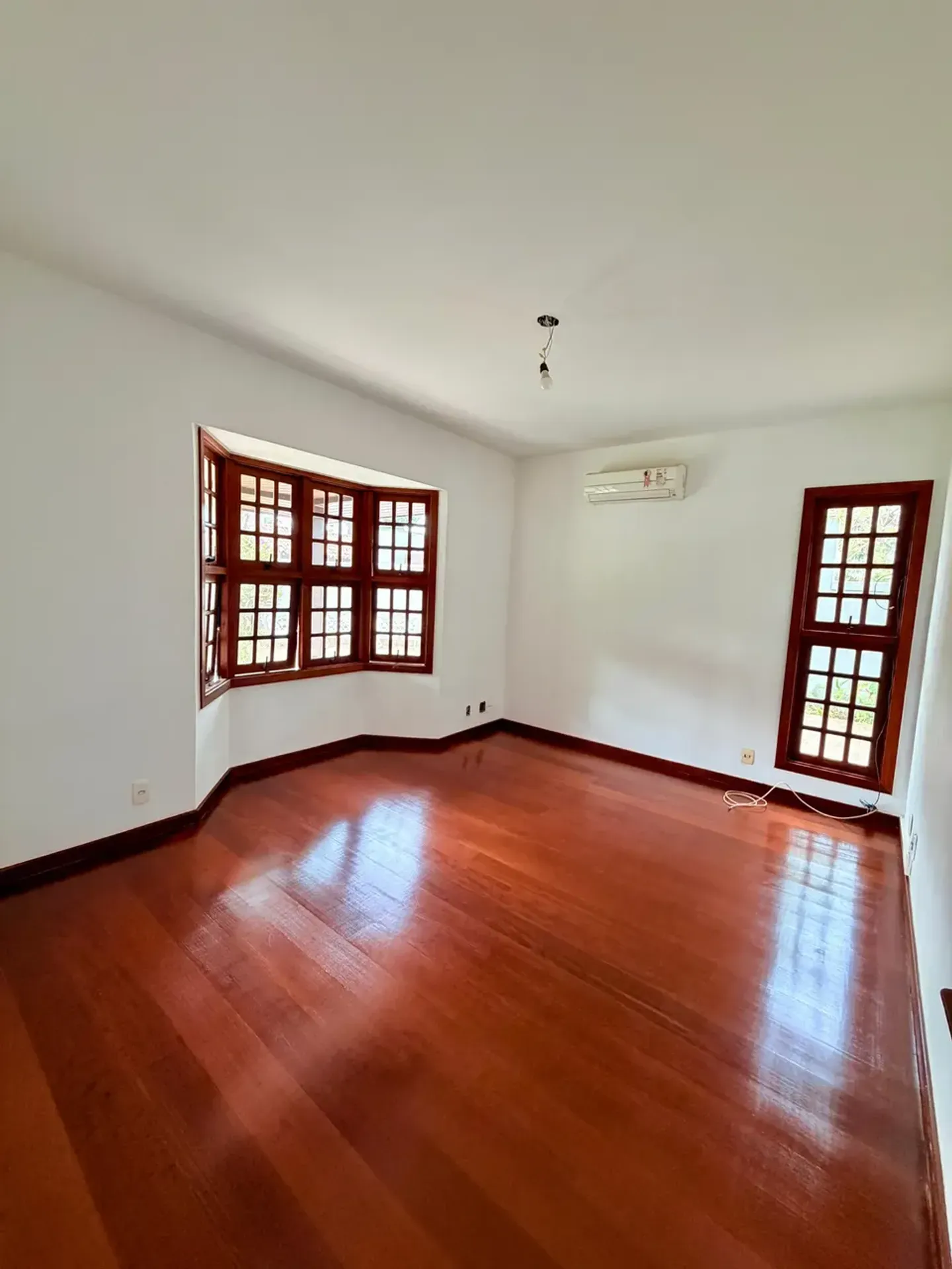 Casa com 5 quartos e 5 banheiros e varanda envidraçada — photo 30
