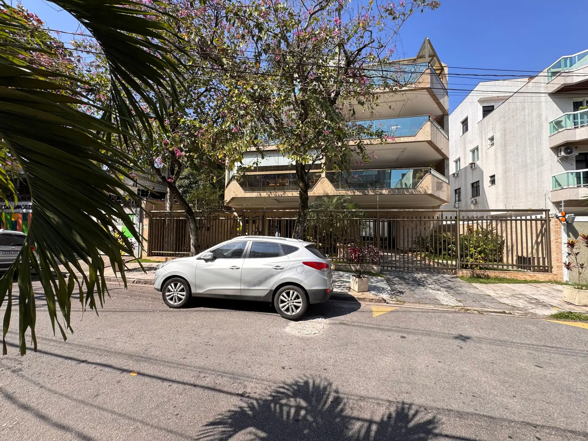 Unfurnished 3-bedroom apartment with a glassed balcony — photo 57