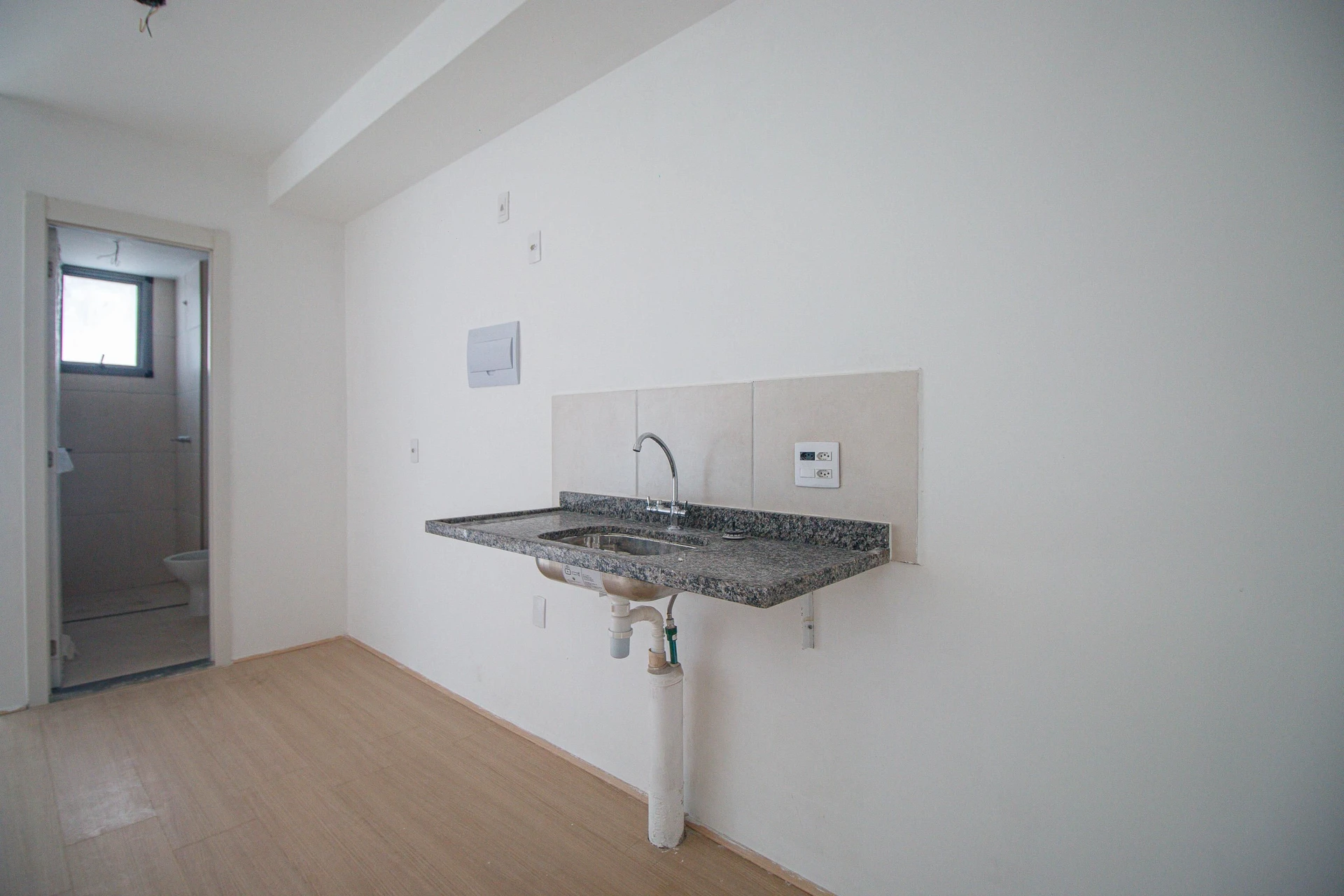 One-bedroom apartment with wood or laminate floors — photo 10