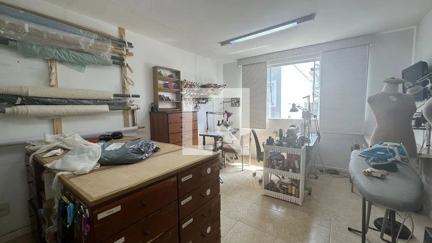 Walk-in closet in a 5-bedroom house, 250 m² — photo 17