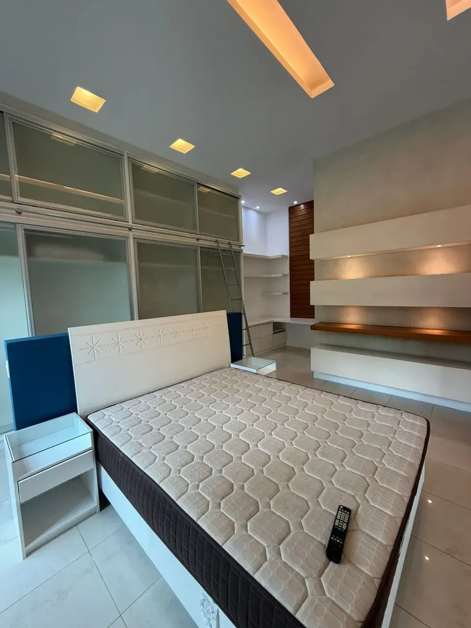 Furnished 1-bedroom apartment with 2 bathrooms — photo 17