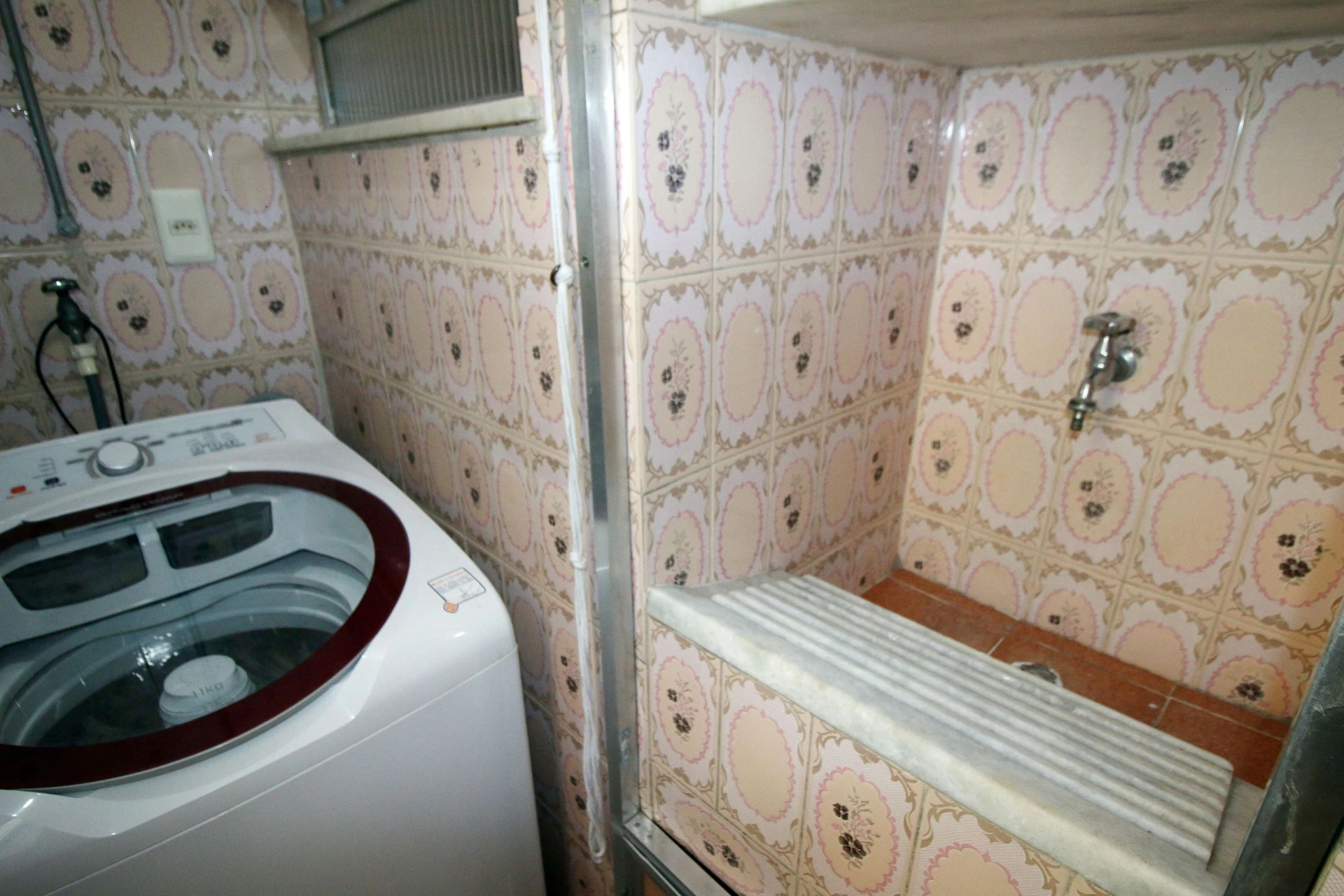 Furnished 2-bedroom apartment with 1 bathroom and glass shower — photo 3