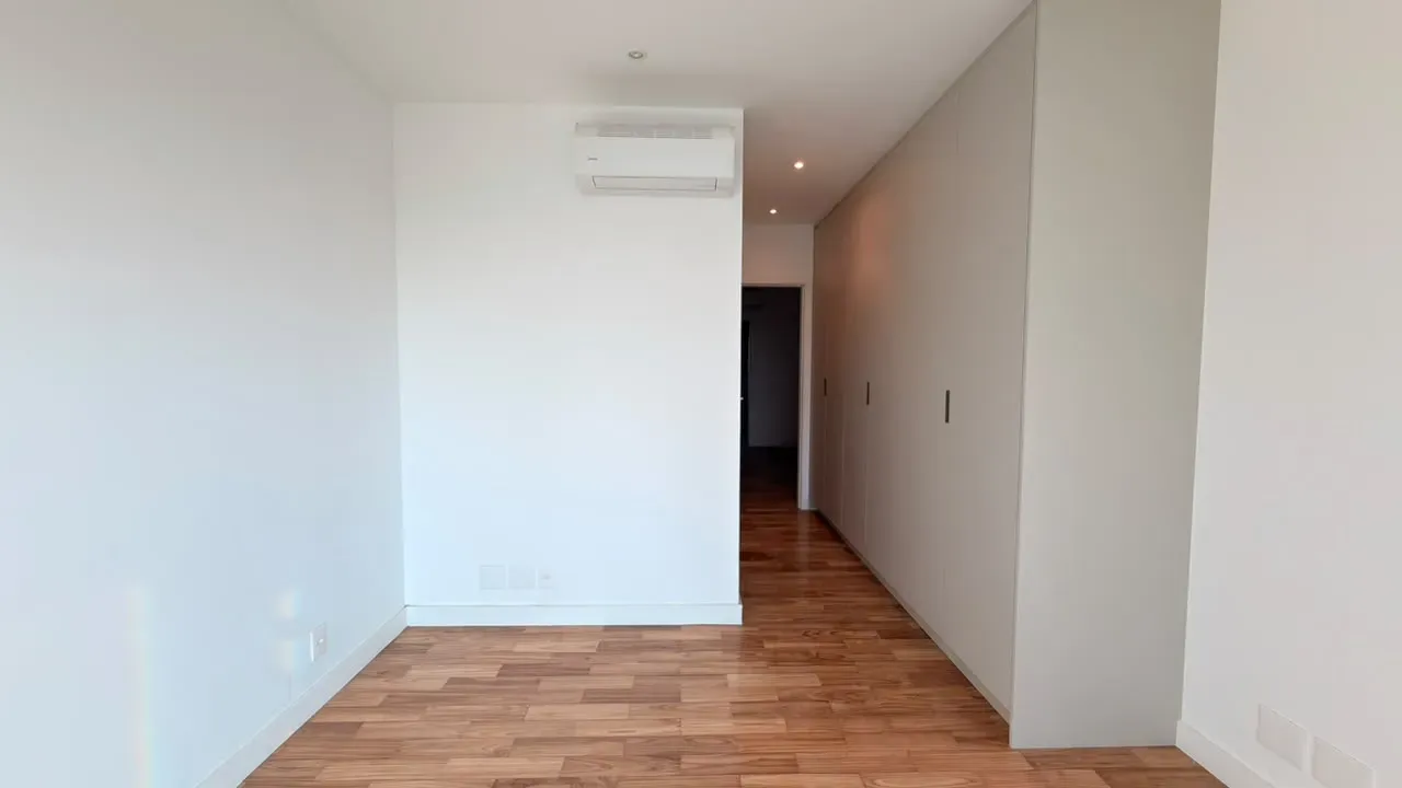 575 m² apartment with 5 en-suite bedrooms and glass balcony — photo 31
