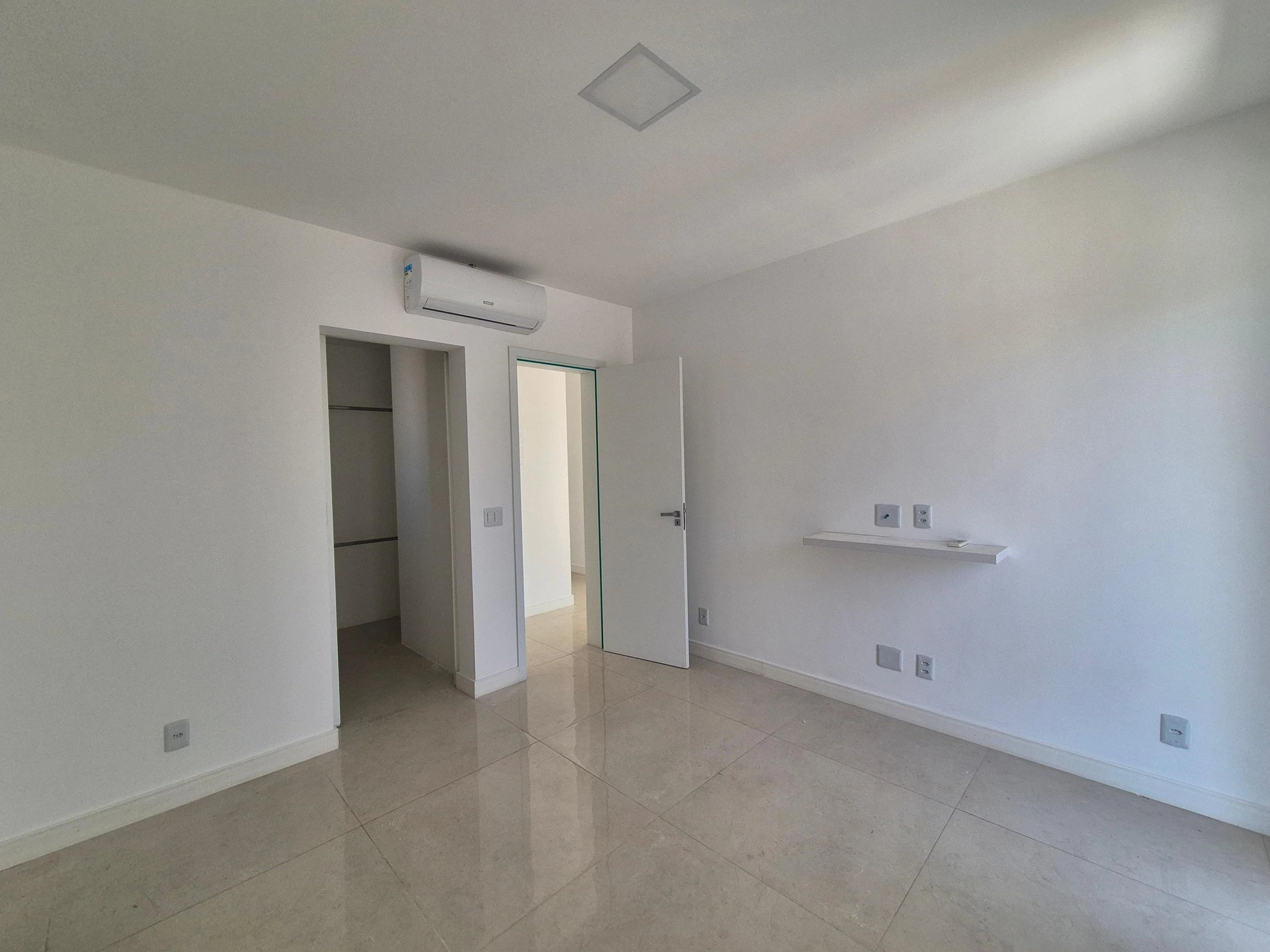 4-bedroom house with a glass-enclosed balcony — photo 35