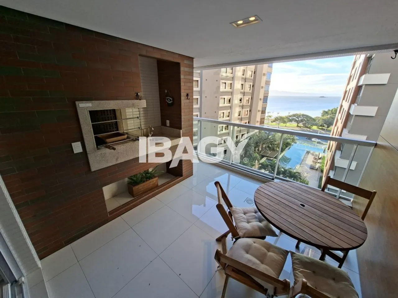Apartamento mobiliado com 3 dormitórios e 3 banheiros