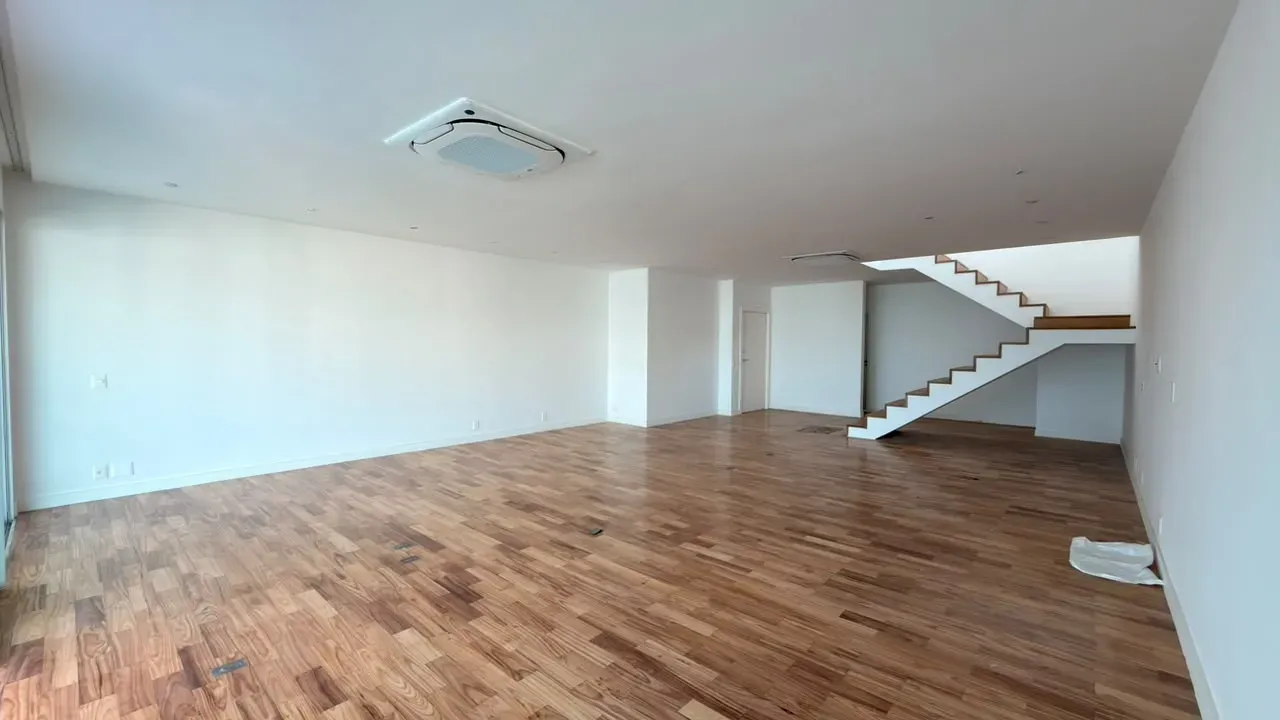 575 m² apartment with 5 en-suite bedrooms and glass balcony — photo 9