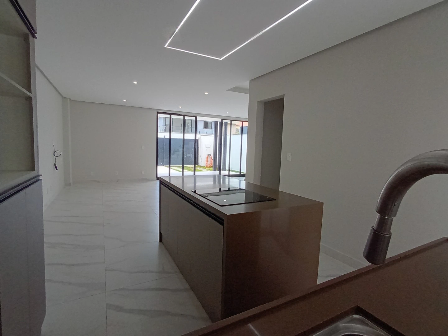 Condo house with open-plan kitchen and 3 en-suites — photo 12
