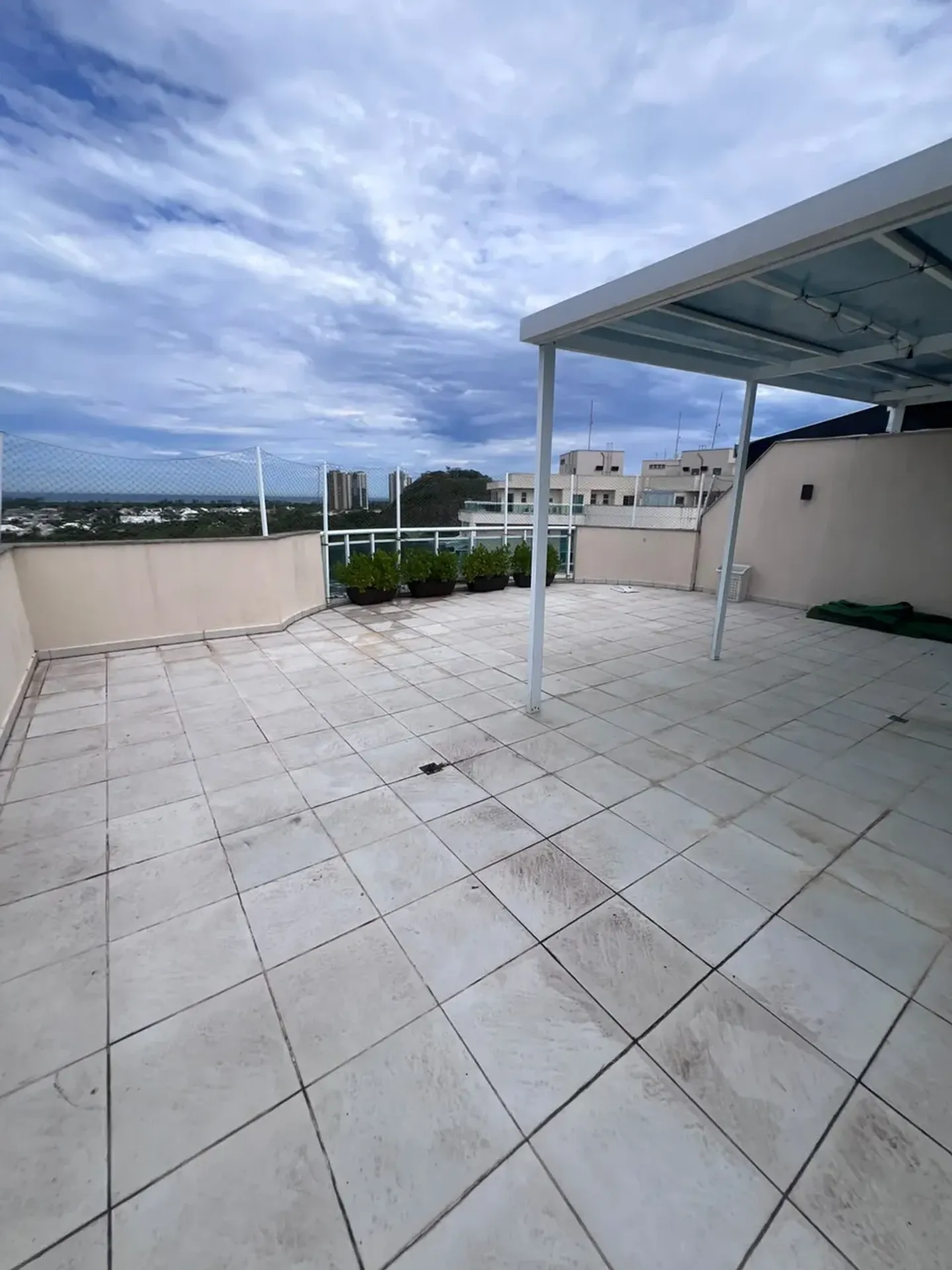 Apartment on the 10th floor with a grill on the balcony — photo 49