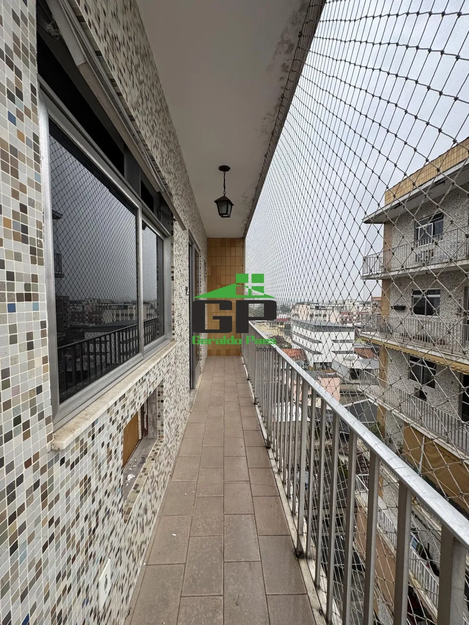 2-bedroom apartment with balcony and laundry area — photo 3