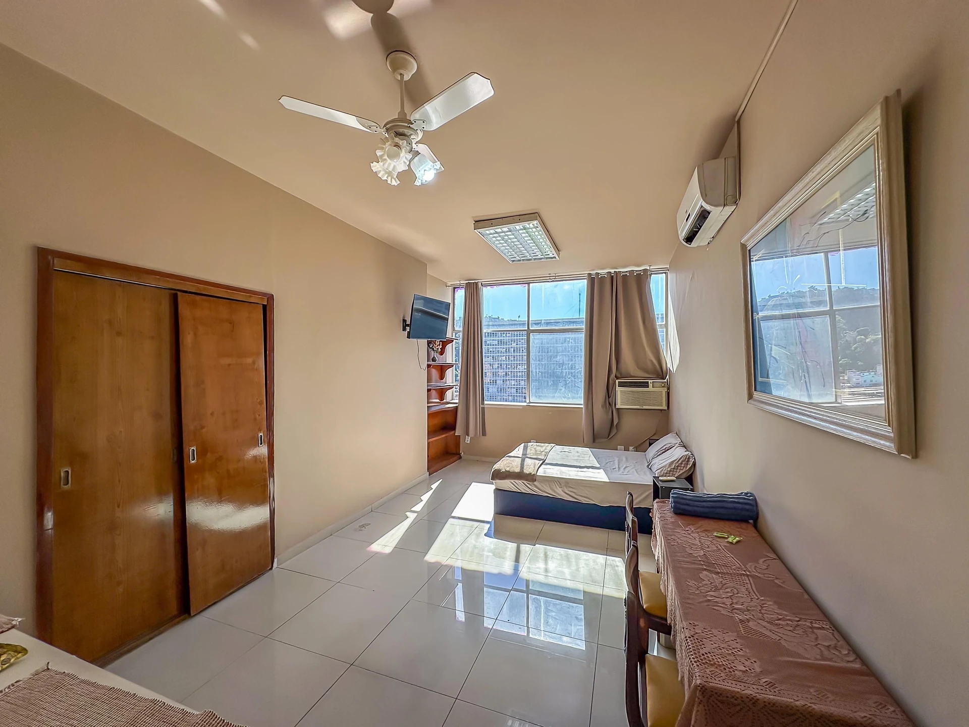 Furnished studio with a kitchenette and 1 bathroom — photo 4
