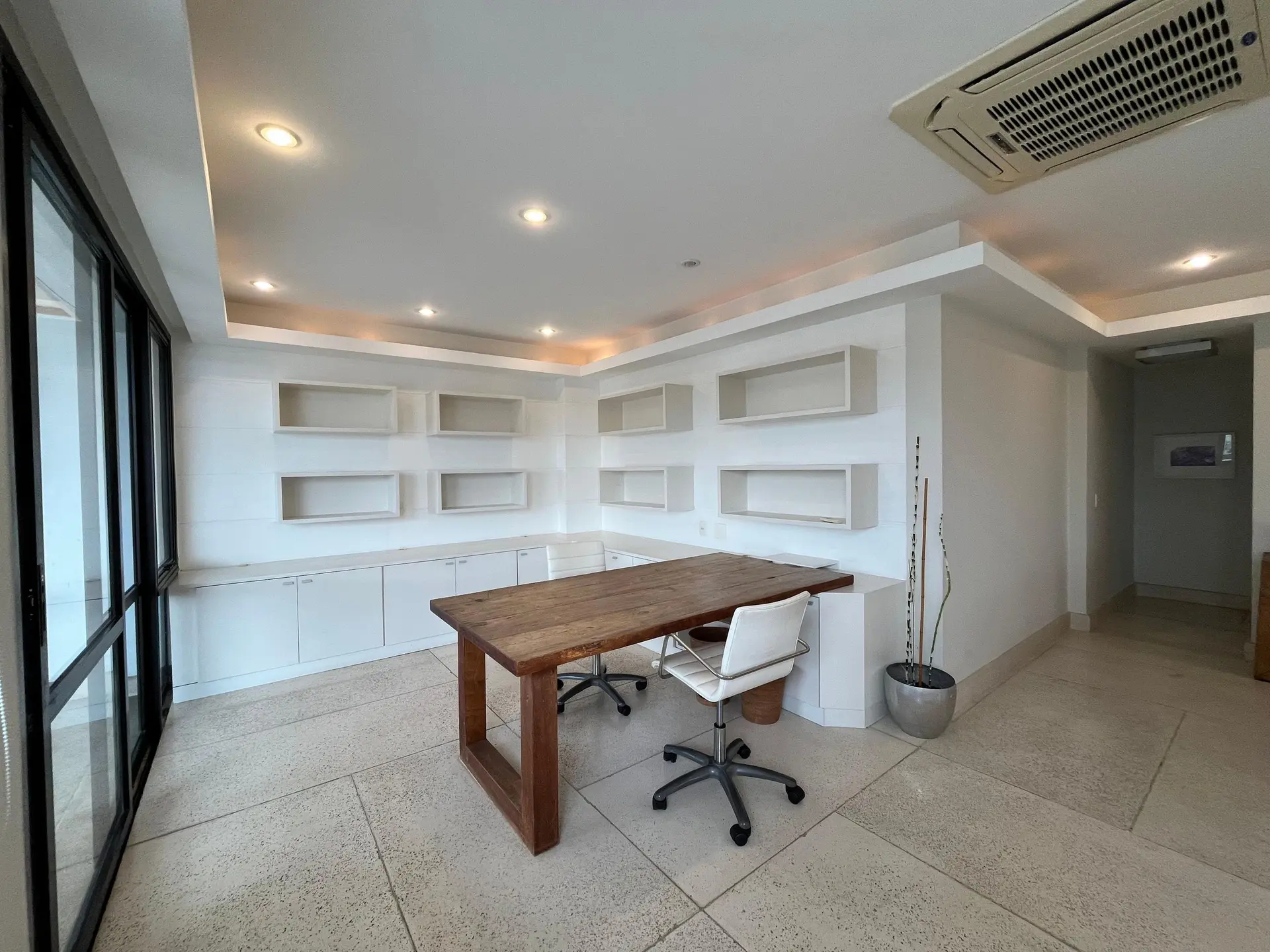 4-bedroom apartment with a water view — photo 13