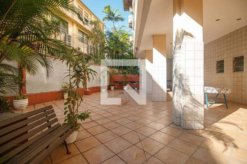 1 quarto e piso de madeira ou laminado: apartamento de 21 m² — photo 2