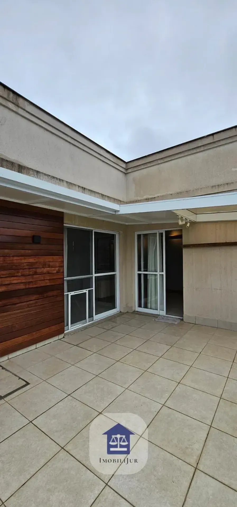 Unfurnished 4-bedroom cover with a gas stove kitchen — photo 21