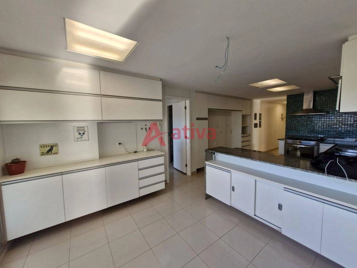 260 m² apartment with 4 en-suite bedrooms and laundry area — photo 32