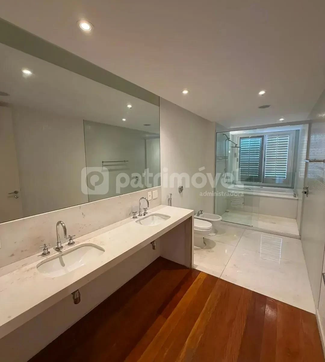 4-bedroom house with floor-to-ceiling windows — photo 18