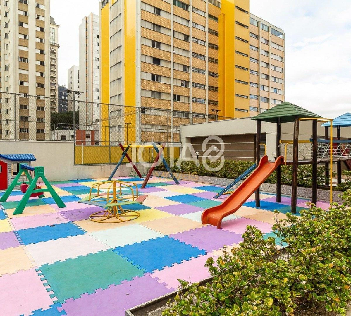 Apartment with 3 en-suite bedrooms and enclosed balcony — photo 32