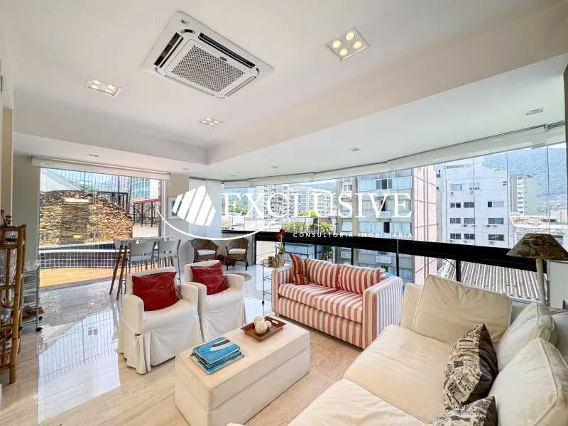 3-bedroom apartment in a building with a pool — photo 18