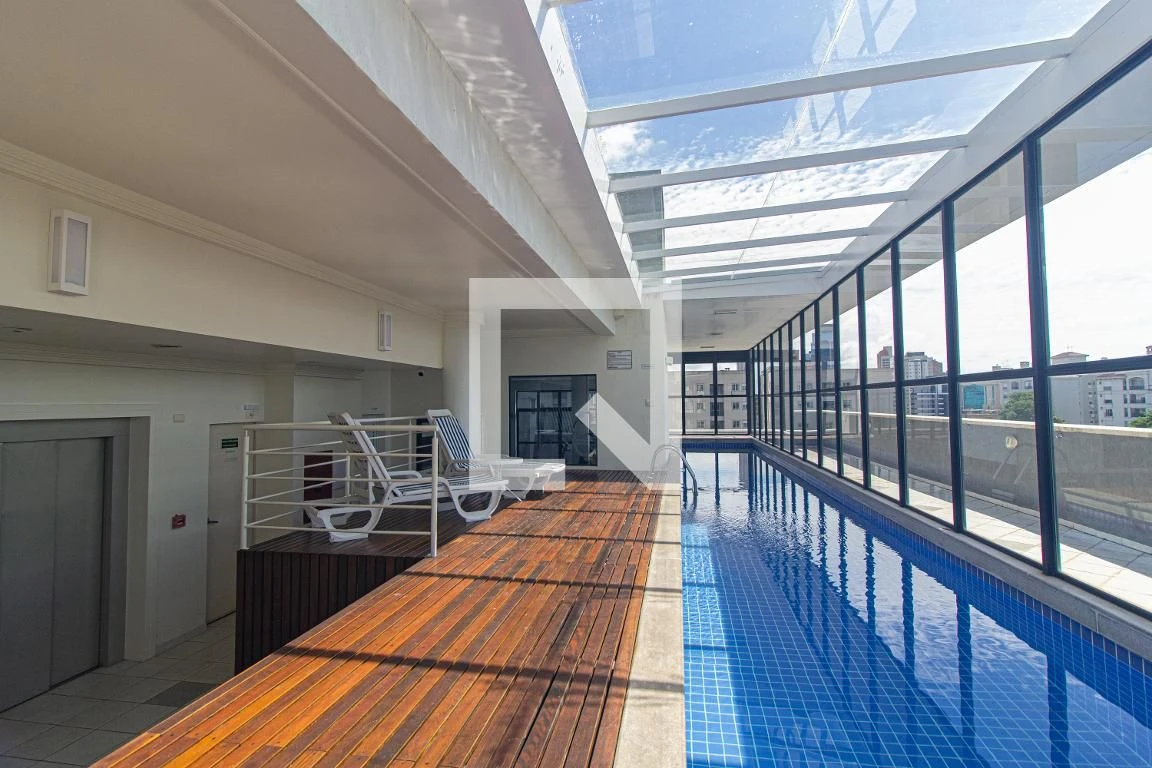 One-bedroom apartment in a building with a gym — photo 6