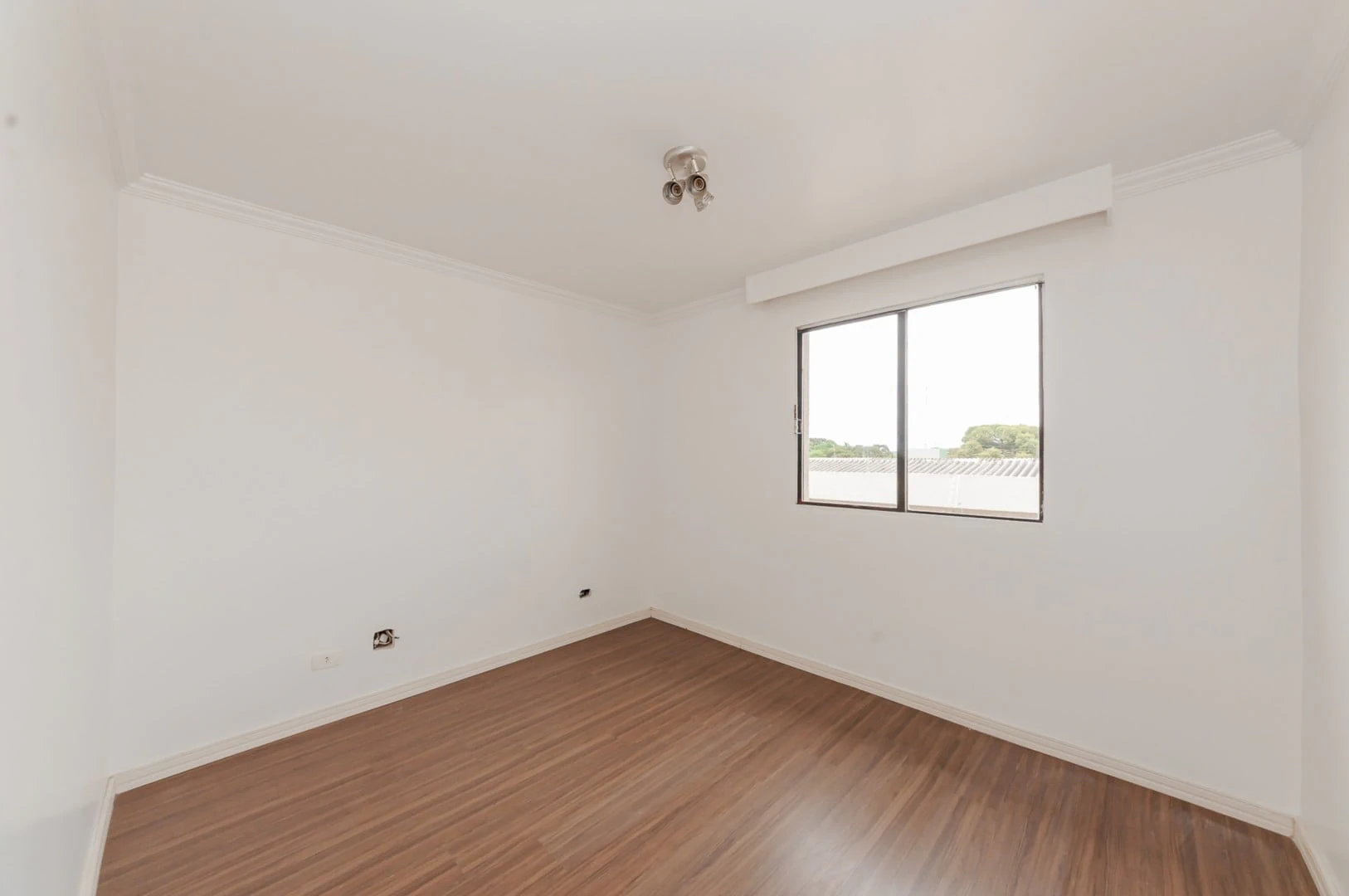 3-bedroom apartment with wood or laminate floors in Curitiba — photo 22