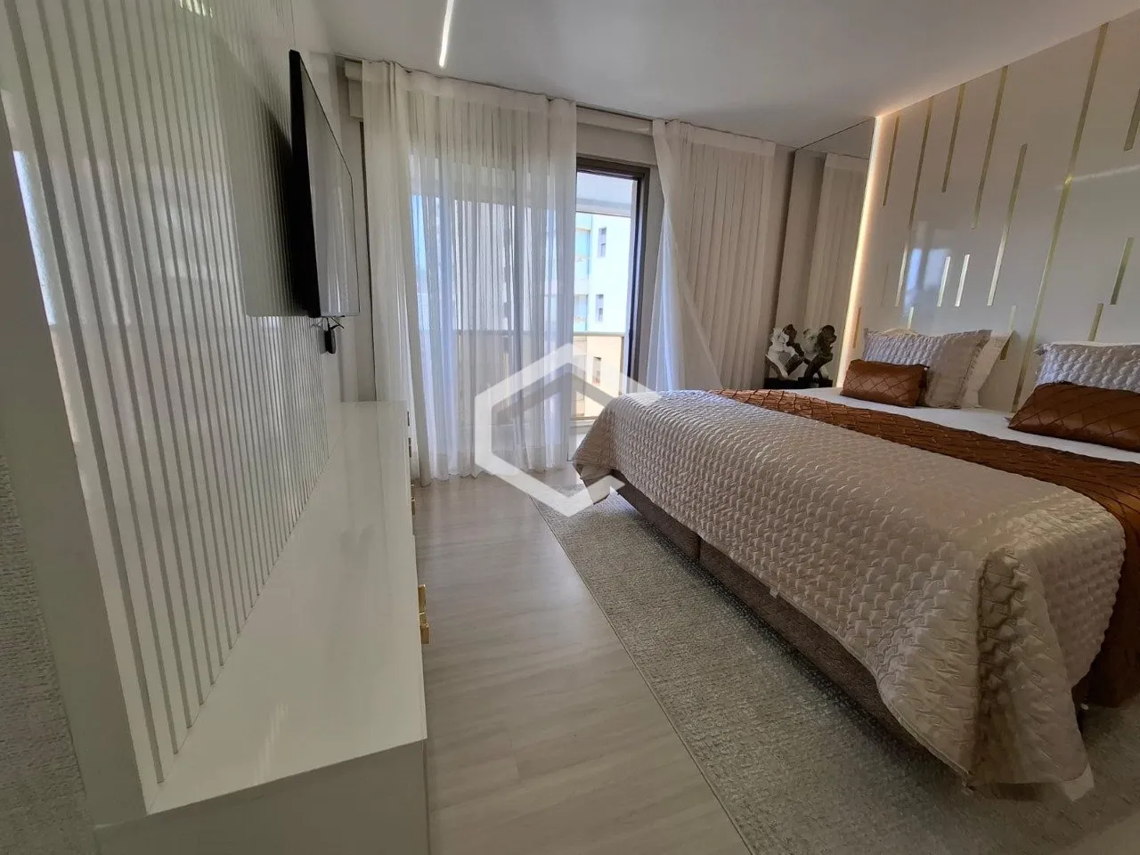 217 m² apartment with a mountain view and a private pool — photo 68