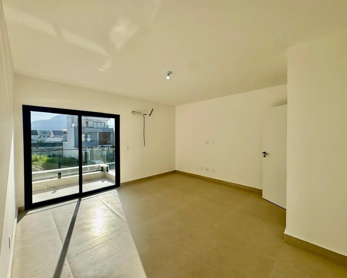 House, 240 m², with a glass-enclosed balcony — photo 12