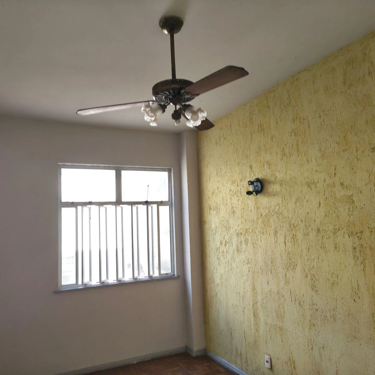 2-bedroom apartment with wood or laminate floors — photo 7