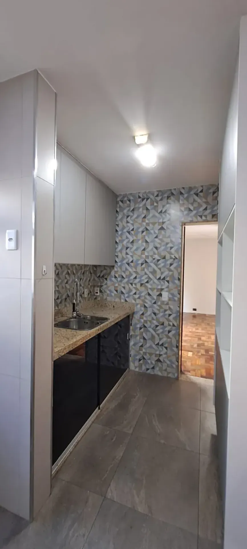 Wood or laminate floors in a 2-bedroom apartment, 88 m² — photo 13