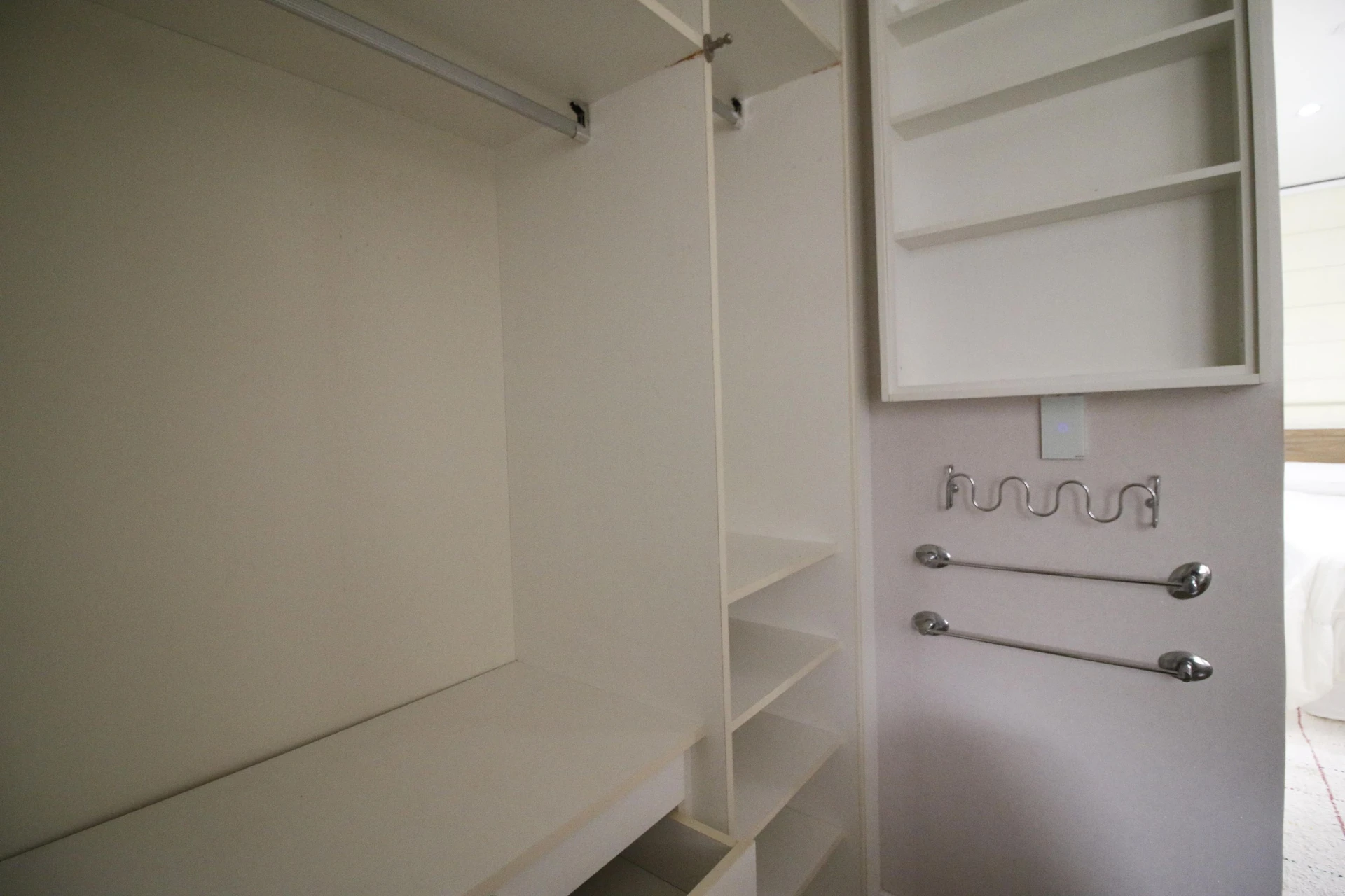Walk-in closet in a 2-bedroom apartment, 90 m² — photo 28