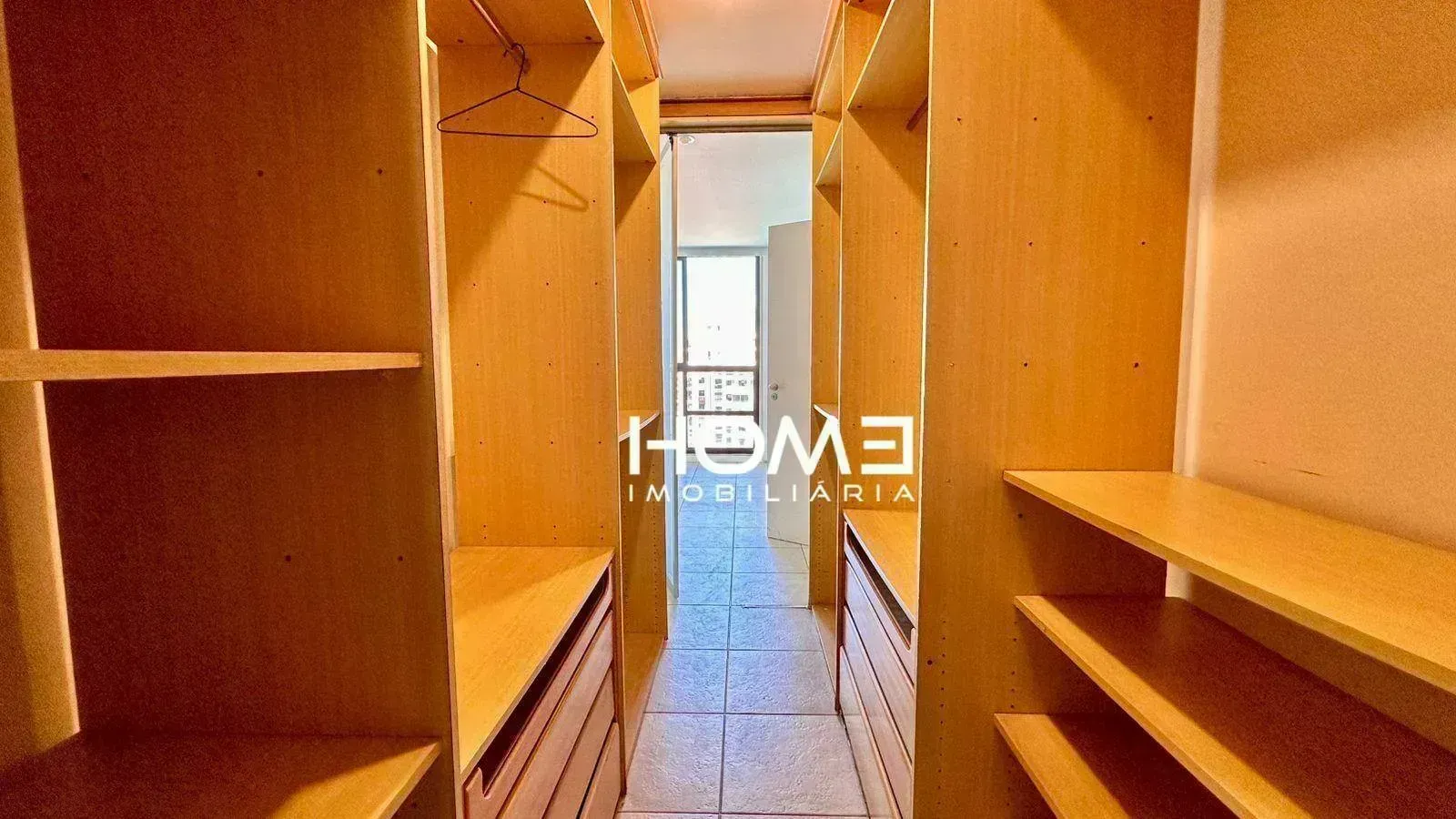 200 m² apartment with 4 bedrooms, 3 en-suite and 2 parking — photo 41