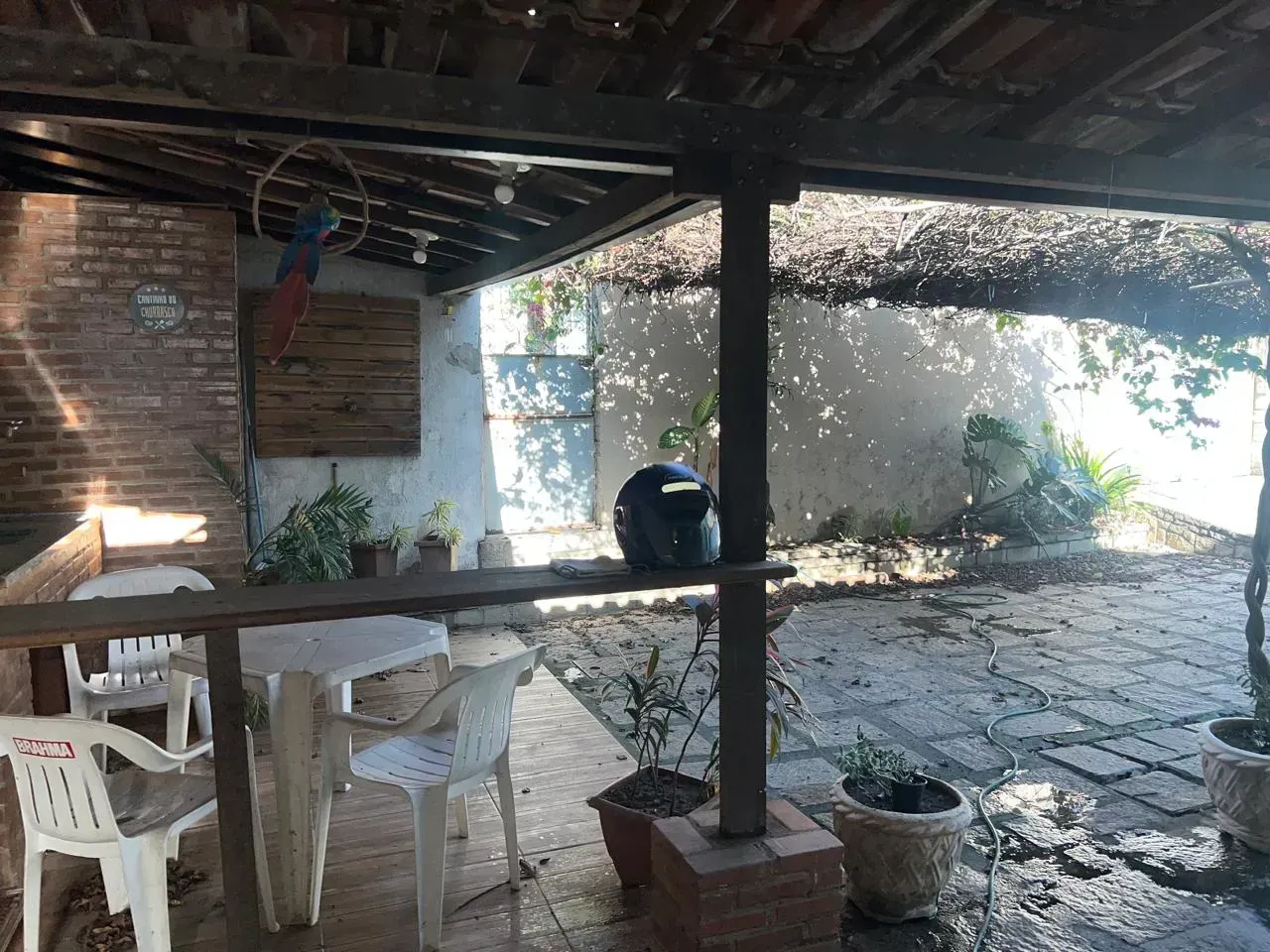 Casa com 4 quartos e cozinha fechada com armários — photo 17