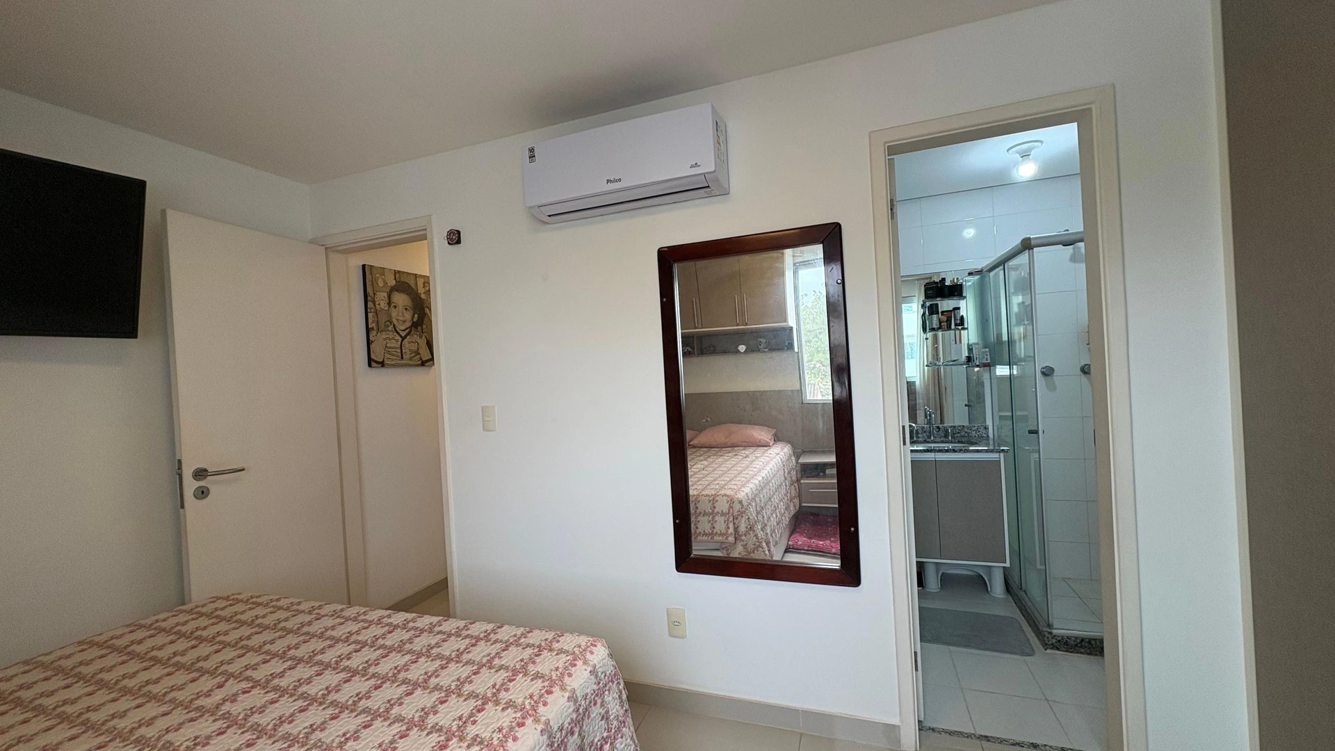 100 m² apartment with a grill on the balcony and a jacuzzi — photo 35
