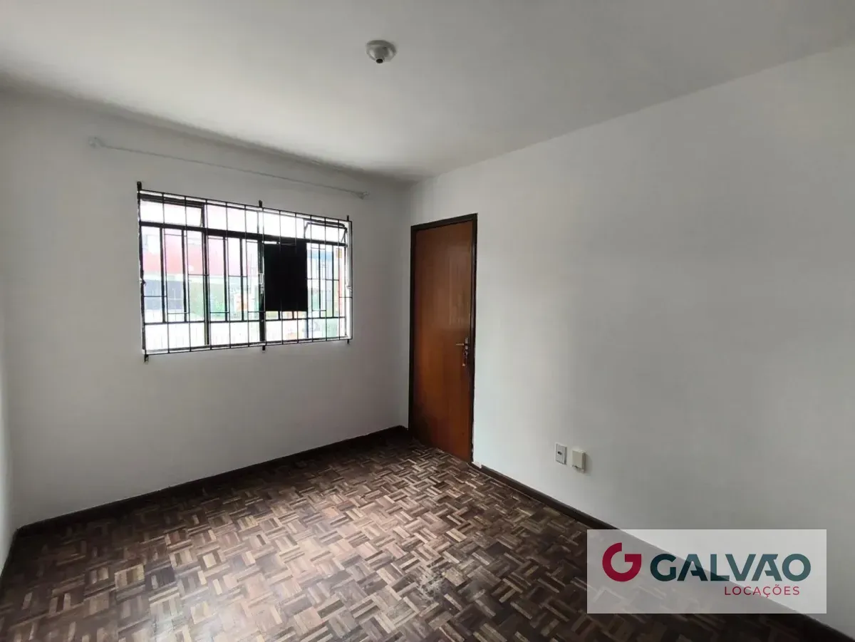 3-bedroom apartment with wood or laminate floors in Curitiba