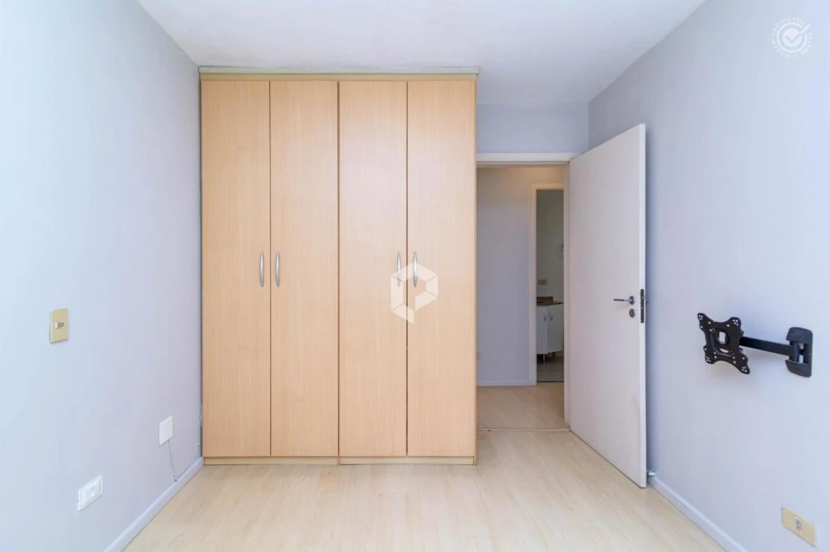 3-bedroom apartment with a glass-enclosed balcony — photo 14