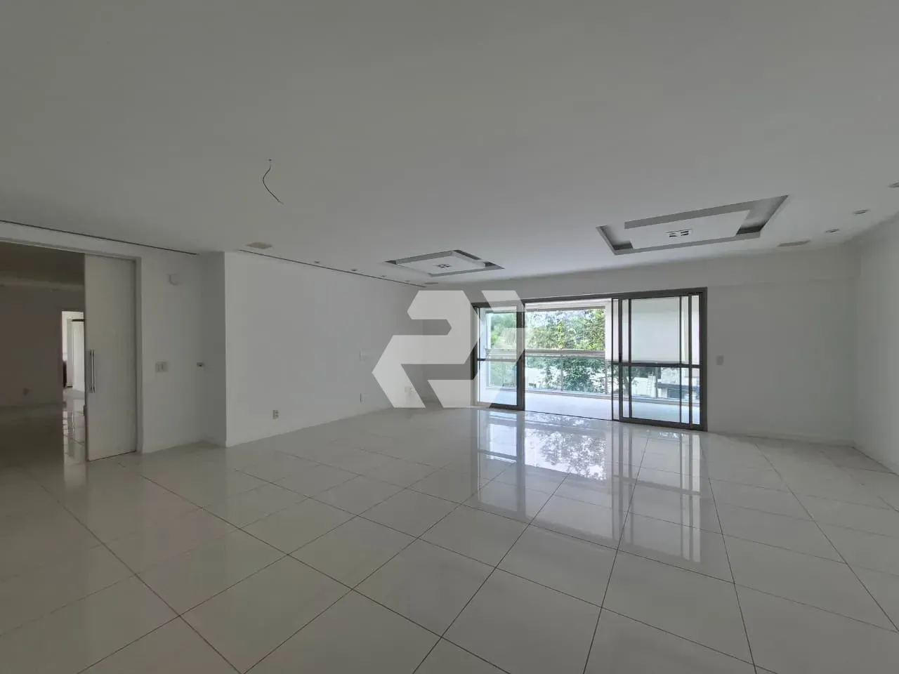 4-bedroom apartment with an enclosed glass balcony — photo 5
