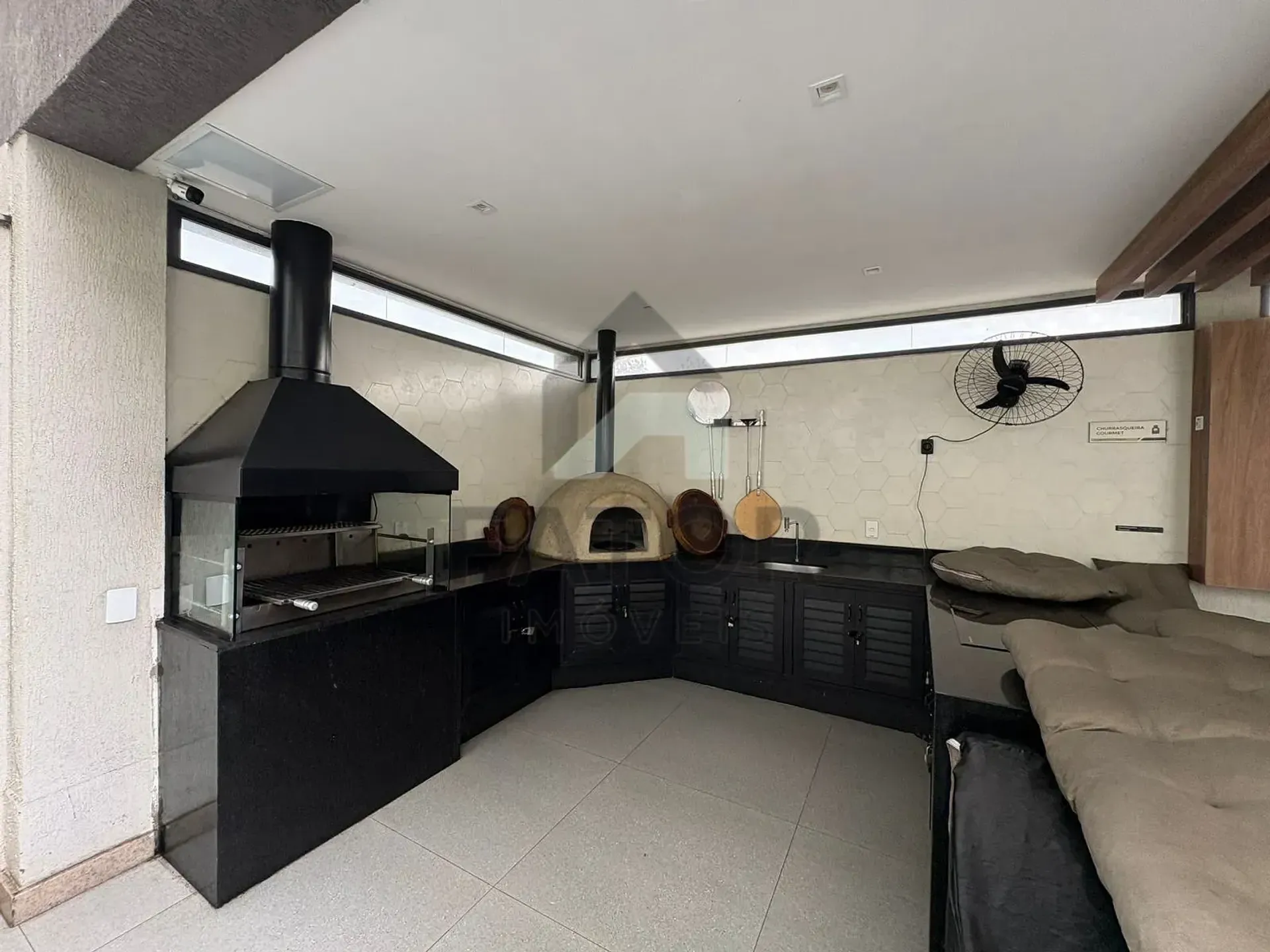 Apartamento com 3 quartos e varanda fechada de vidro — photo 33
