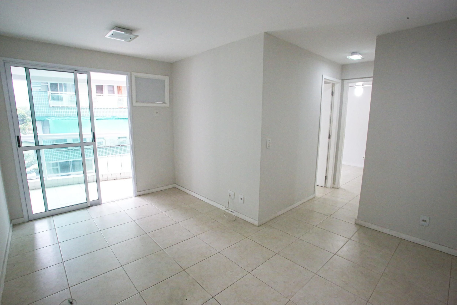 Balcony with a grill in a 2-bedroom apartment, 60 m² — photo 5